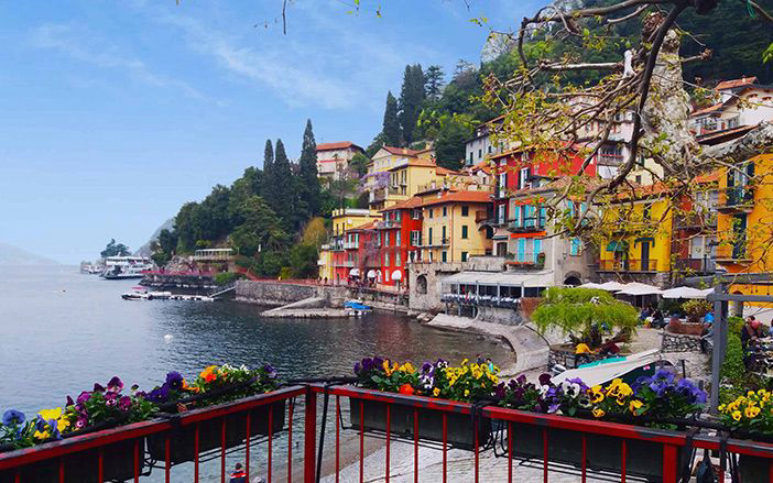 Η κινηματογραφικής ομορφιάς λίμνη Κόμο στην Ιταλία