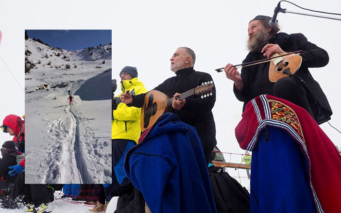Κρητικοί παίζοντας παραδοσιακά όργανα στα χιόνια