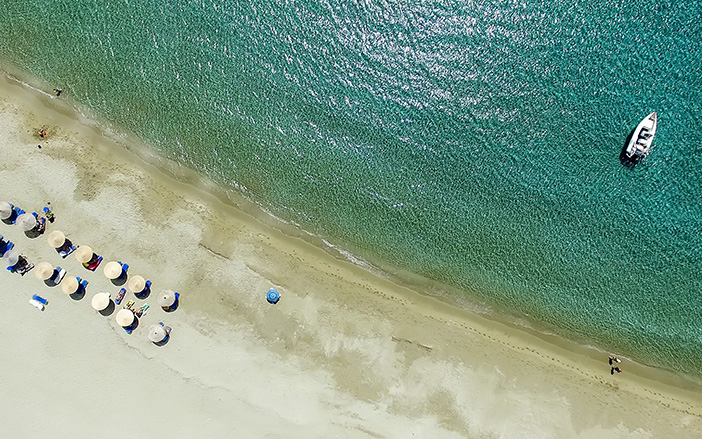 Παραλία με άμμο και γαλαζοπράσινα νερά στην Ίο