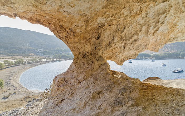 Θέα της παραλίας κρυμμένη στον βράχο στην Πάτμο