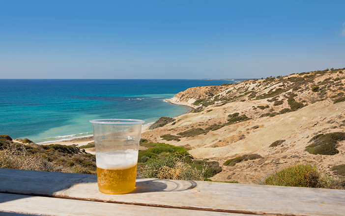 Μπίρα με θέα ελληνικό νησί